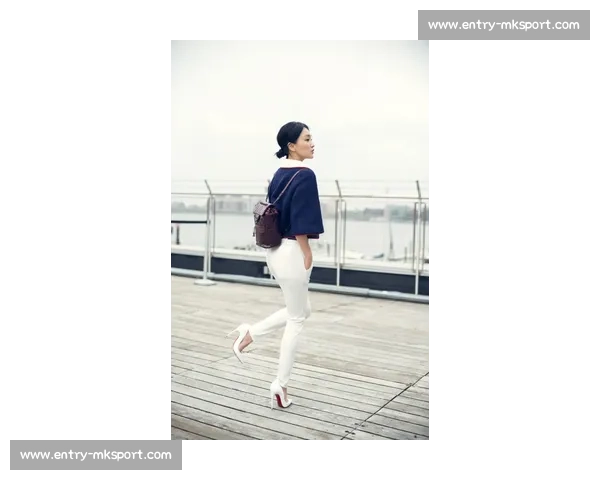 郑钦文柏林街拍：紫色网球包配 Labubu 玩偶，赛场外的个性符号